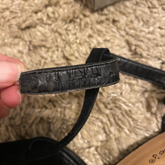 Breckelles Peep Toe T-Strap Platform Sandals Black - Picture 4 of 5